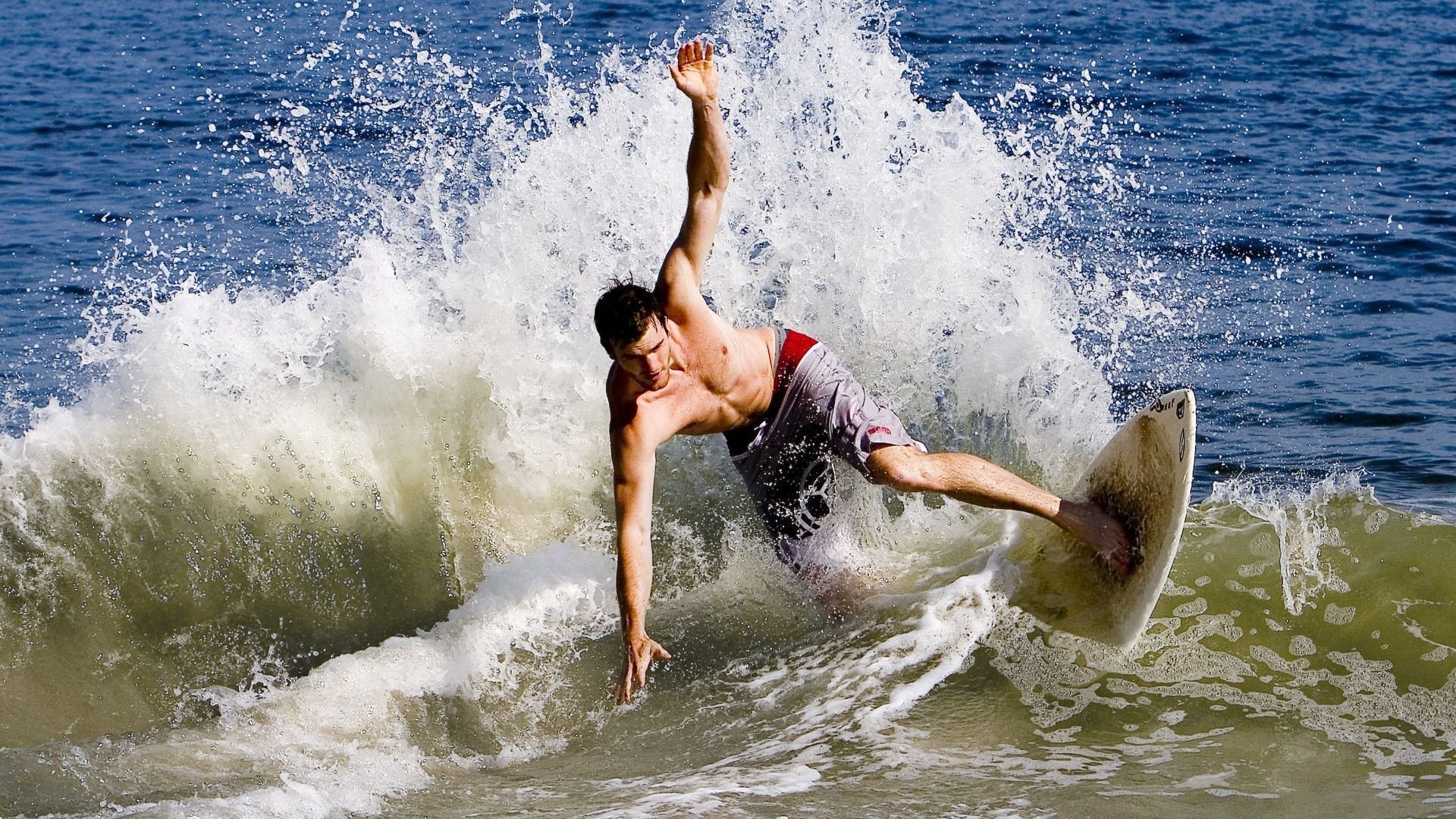 开云体育官方网站-核心中场持续发力成为进攻与防守之间的重要桥梁，中场核心穿几号