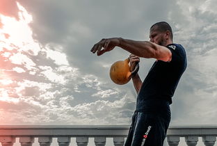 kaiyun中国官方网站-詹姆斯训练后与小球迷合影致谢支持，詹姆斯和球迷的合照